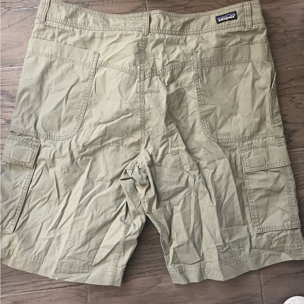Patagonia Men's Organic Cotton Olive Cargo Shorts - Picture 8 of 10